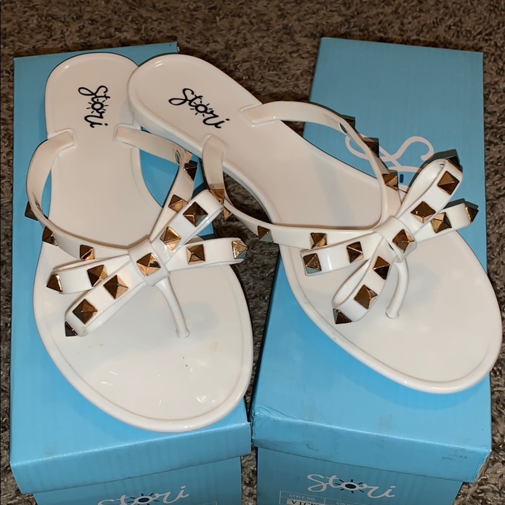 RESTOCKED* Women’s jelly studded sandal.